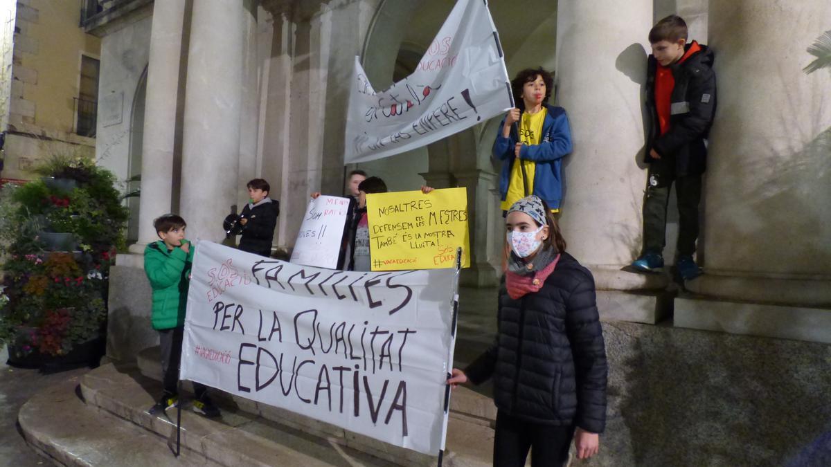 Un grup d'infants en la manifestació de famílies per la vaga d'educació