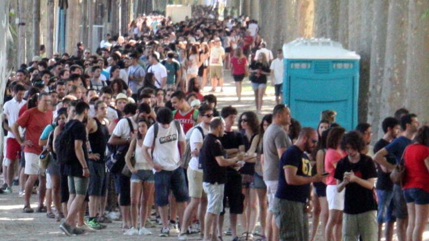 Fotografia de la llarga cua formada per milers d&#039;aspirants a extres de la sèrie de la cadena HBO