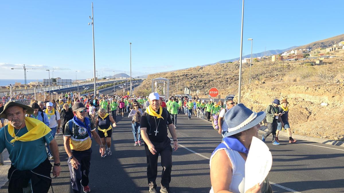 La 'Morenita' cruza el puente de Las Caletillas