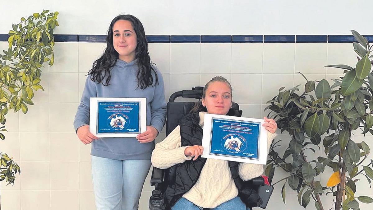Estudiantes comprometidas. Laura Padilla y María Callava, en el IES Álvarez Cubero de Priego.