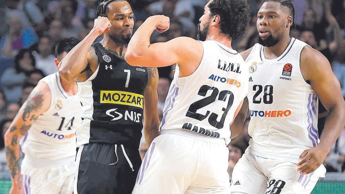 Kevin Punter, del Partizán de Belgrado, y Sergio Llull, del Real Madrid, se levantan la mano.