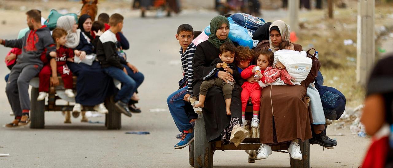 Palestinos huyen del norte de Gaza para escapar de los bombardeos israelíes, este domingo.