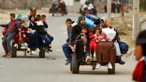 Palestinos huyen del norte de Gaza para escapar de los bombardeos israelíes, este domingo.
