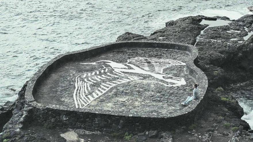 La artista Luna Bengoechea, junto a su intervención artística en la salina de Las Puntas, en la isla de El Hierro.