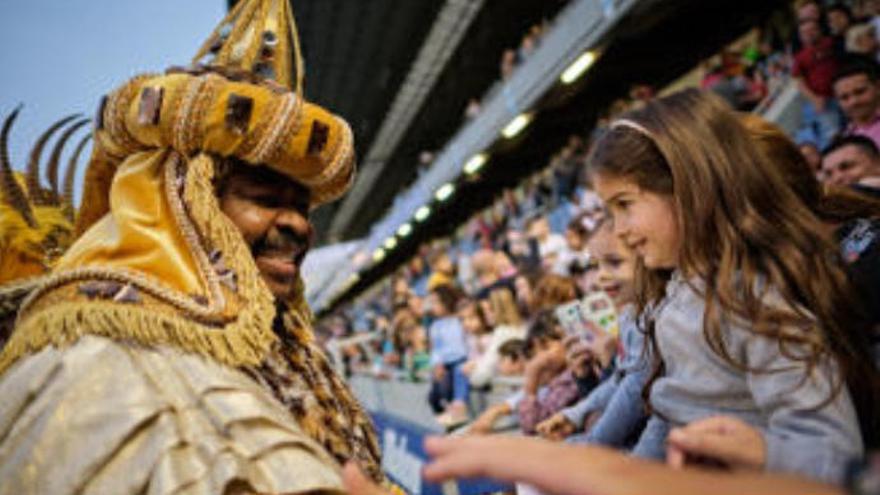 Baltasar saluda a una niña en el estadio Heliodoro Rodríguez López el año pasado.