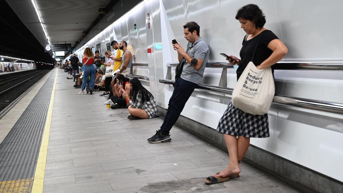 Usuarios esperan el tren en la estación de Passeig de Gràcia