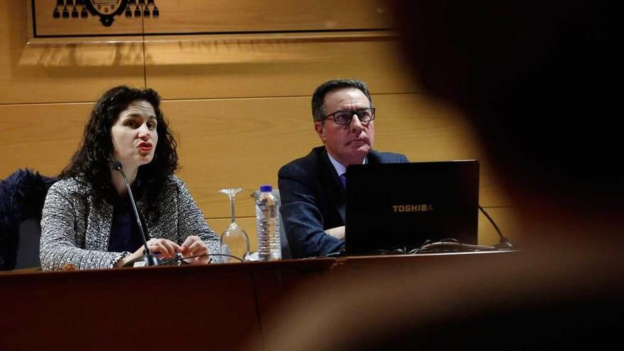 Félix Lobato, ayer, durante la conferencia que ofreció en el Centro de Servicios Universitarios de Avilés.