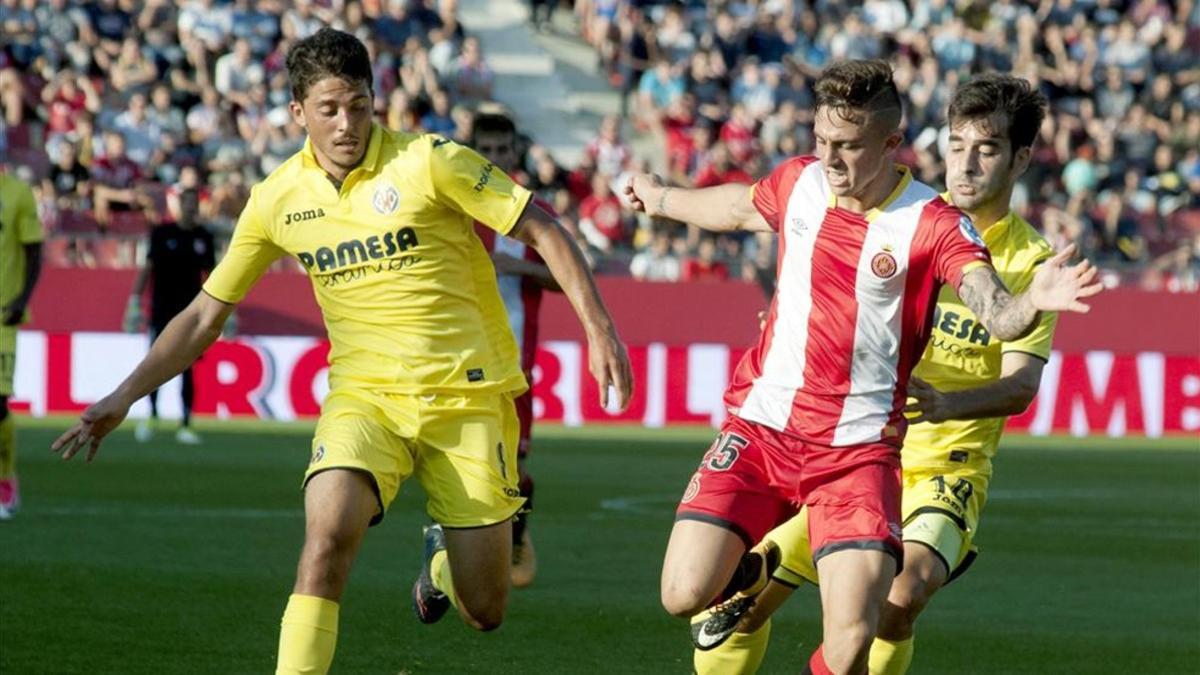 Sansone y Juanpe luchan por la posesión del balón