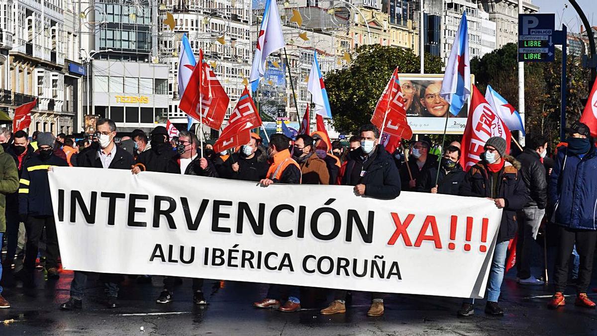 Manifestación de los trabajadores de Alu Ibérica por las calles de A Coruña. |   // VÍCTOR ECHAVE