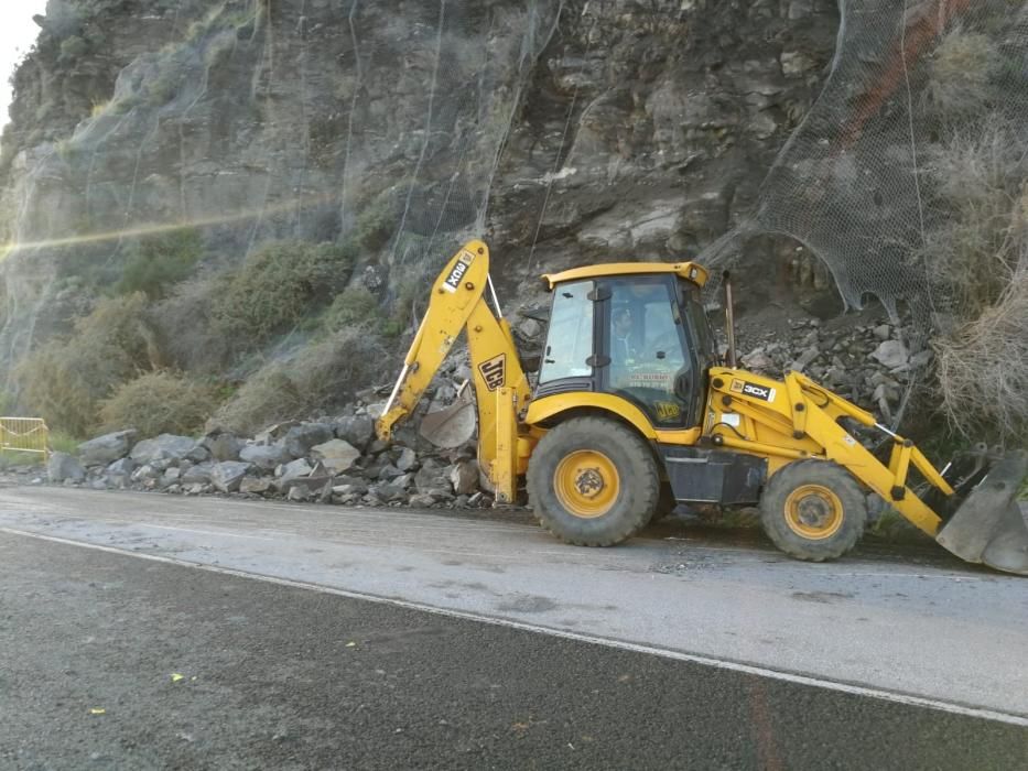 El desprendimiento de una roca de grandes dimensiones, como consecuencia de las intensas precipitaciones que ha registrado Torrox durante las últimas 48 horas ha cortado el tráfico por carretera