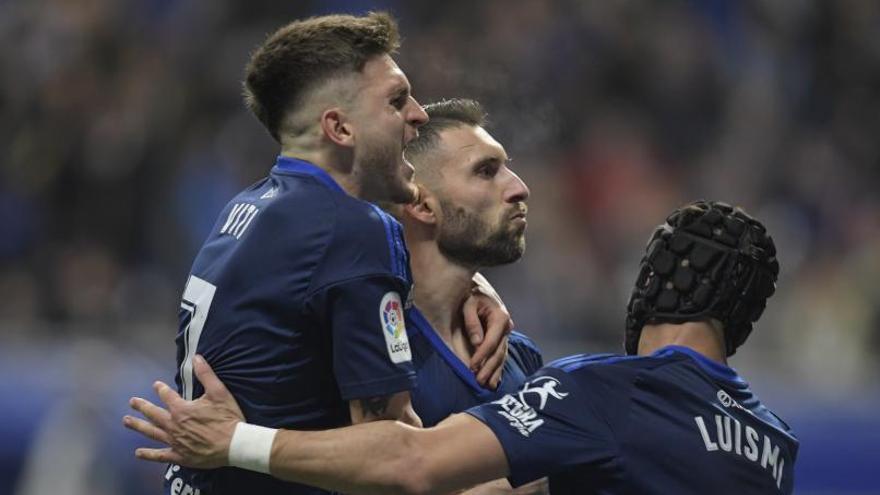 Bastón celebra su gol de penalti con Viti y Luismi. | Irma Collín