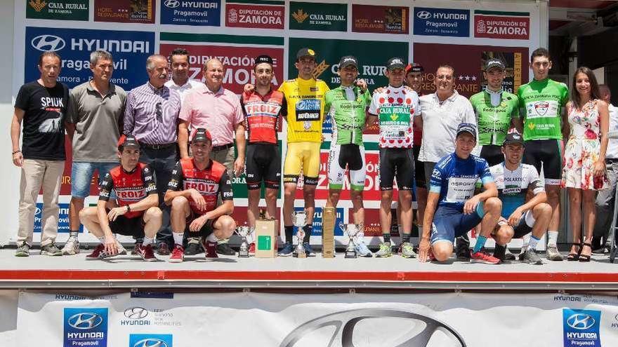 El podio final de la Vuelta a Zamora ayer en Camarzana de Tera.