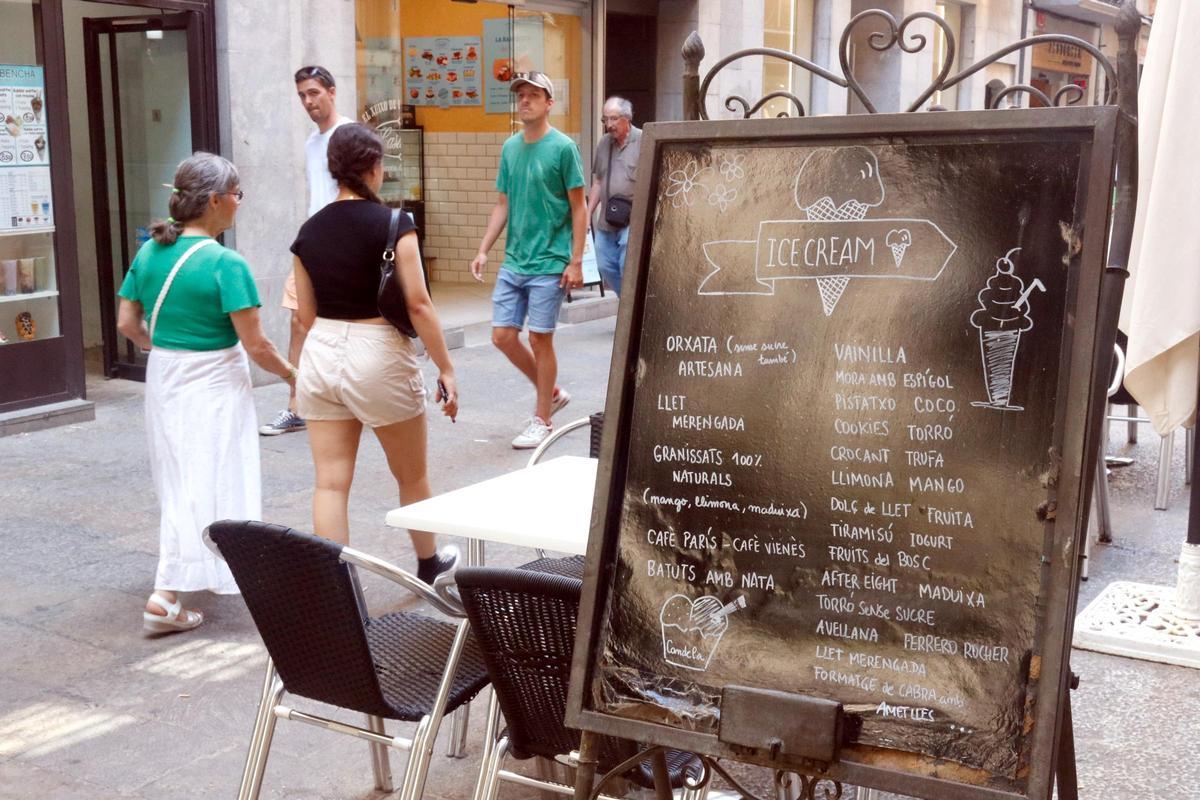 Les imatges de la retolació de diversos establiments a Girona