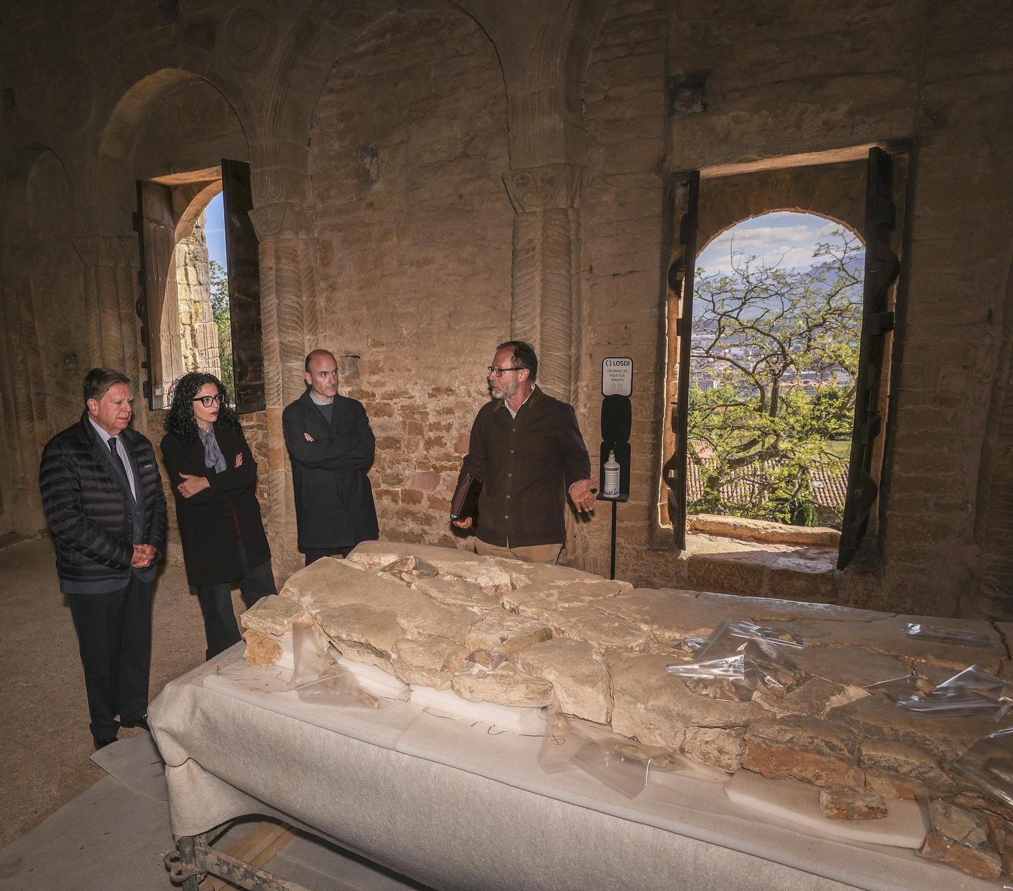 En imágenes: La visita institucional a la lápida en Santa María del Naranco