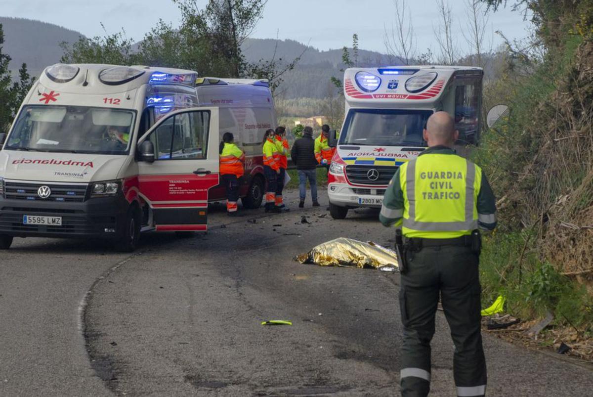 El cuerpo del agente fallecido, tapado. | Roberto Menéndez