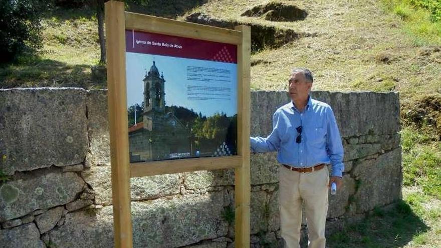 Marcelino Coto junto a uno de los paneles instalados. // D.P.