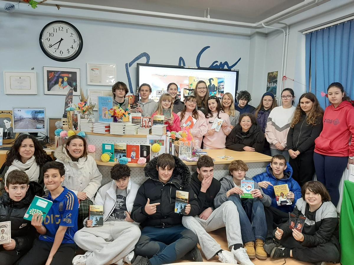Alumnos y profesores, en la biblioteca del IES de Llanera, con algunas de sus obras favoritas