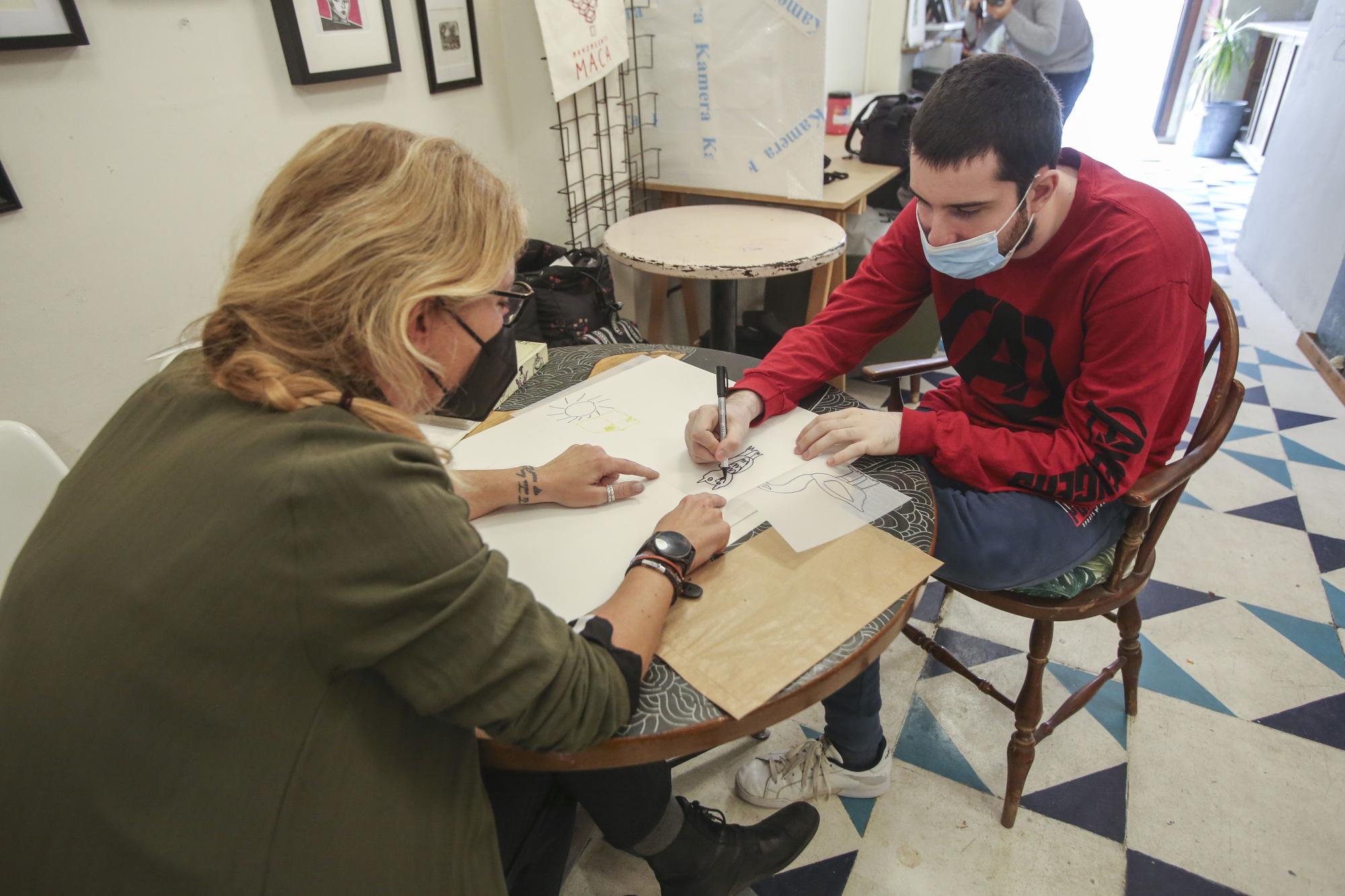 Una escuela gráfica de Alicante diseña una línea de camisetas con las ilustraciones de animales de Gonzalo, un joven con autismo