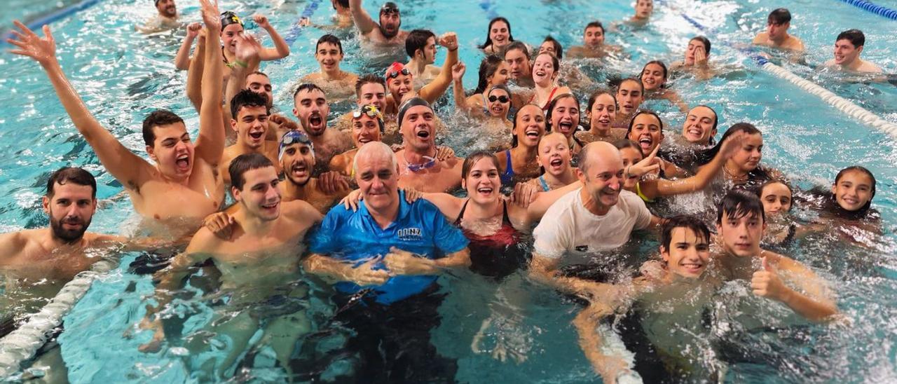 Nadadores y exnadadores de los equipos del Manuel Llaneza, el martes, día de la clausura de la piscina. | A. Velasco
