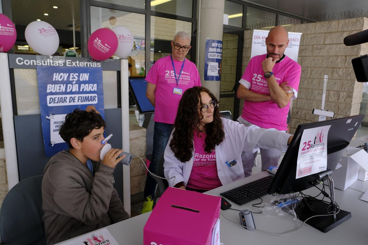 Jornada de prevención del tabaquismo en el Hospital Doctor Negrín