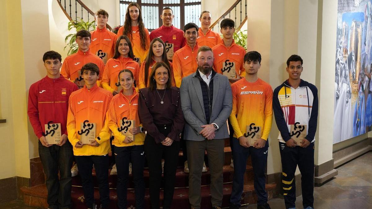 María Tormo e Iván Sánchez, junto a los deportistas de Penyeta Roja.