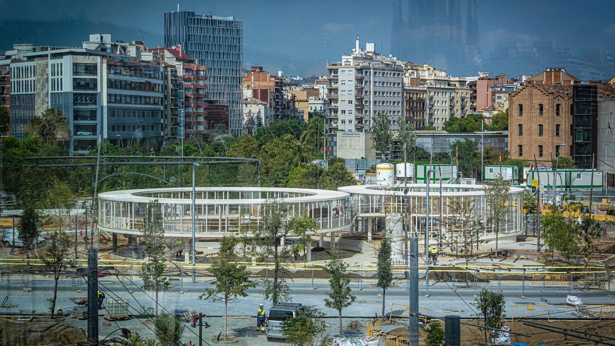 Edificios en torno a la plaza Glòries, en Barcelona.