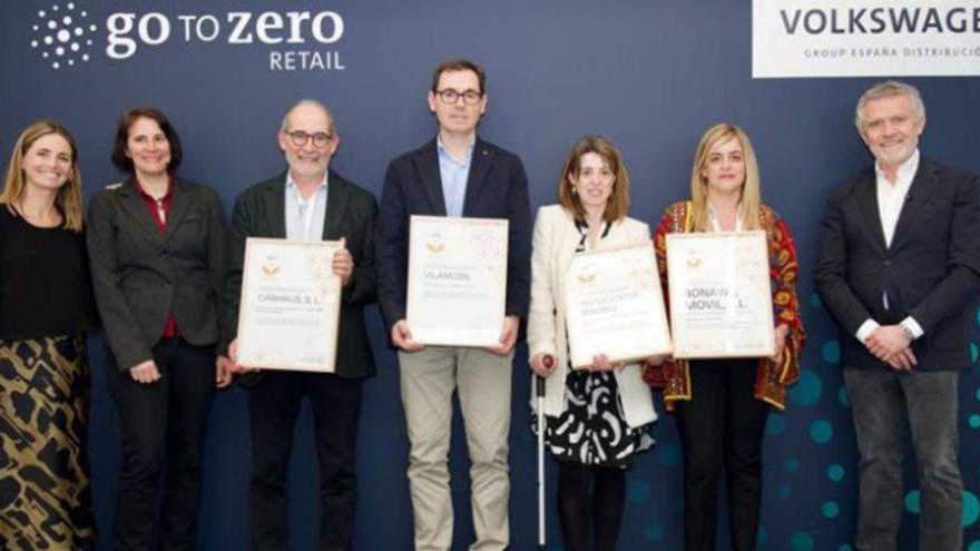 Eva André (2ª dcha.), de Bonaval Móvil, durante la recogida del certificado ‘Gold’ en materia de sostenibilidad