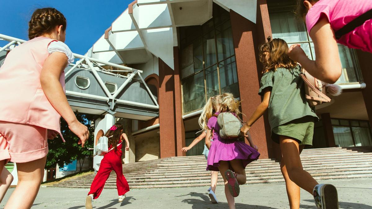 Niños entrando al colegio