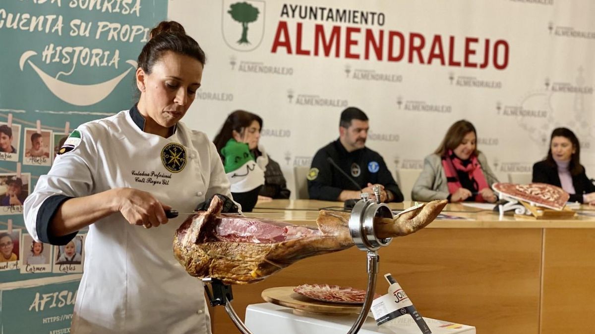 Una cortadora de jamón profesional durante el acto de presentación de este evento en el consistorio.