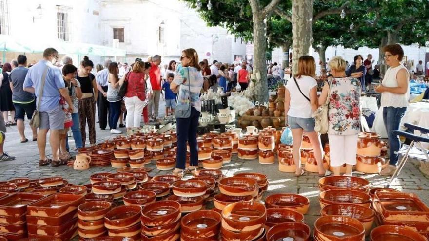 Los zamoranos aprovecharon el día de fiesta para realizar las últimas compras en la feria de la alfarería.