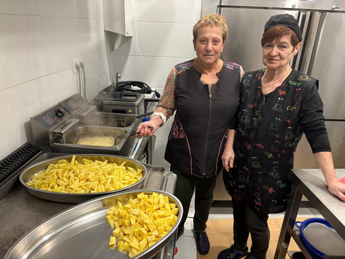 Mari Camblor, a la izquierda, y Marisa Argüelles, en la cocina del Llagar Alonso