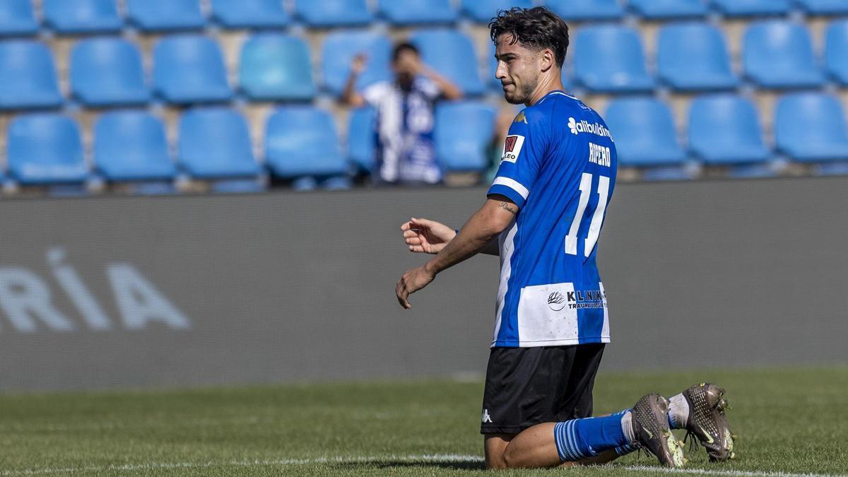 Unai Ropero, en el suelo después de intentar un remate a portería durante un partido con la camiseta del Hércules este curso.