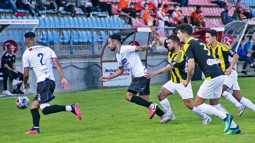 Una acción del duelo entre ourensanos y ribadumienses en la tarde de ayer.