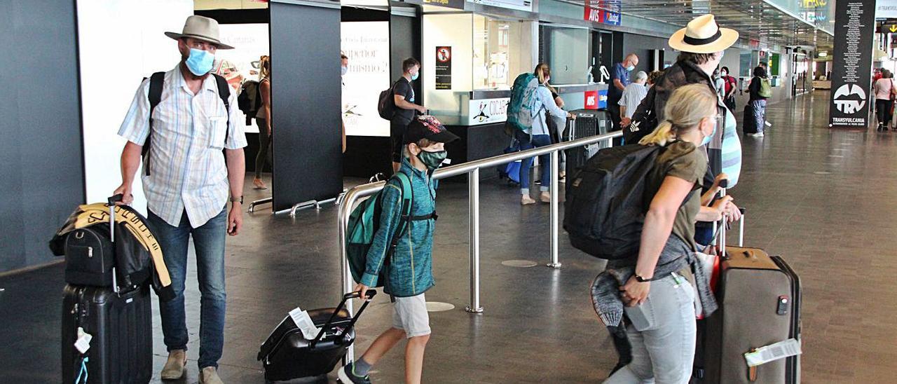 Llegada de turistas al aeropuerto de La Pama.