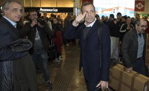 El expresidente del FC Barcelona, llega a la estación de Sants tras quedar en libertad provisional.