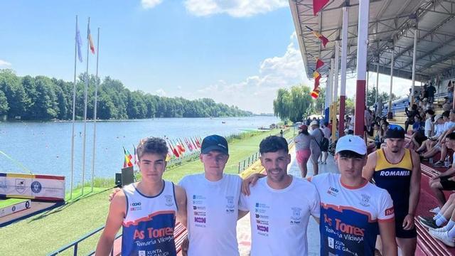 Los cuatro palistas de Catoira en la pista de Pitesti, en Rumanía.