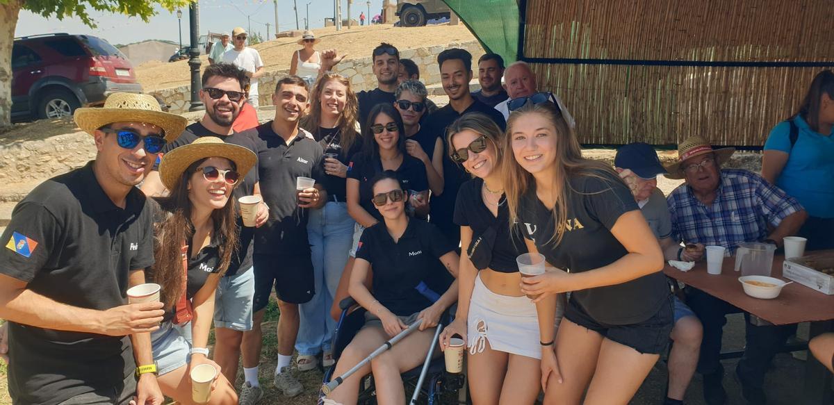 Peñas, vecinos y vistantes disfurtan del recorrido por las bodegas Peñas, vecinos y vistantes disfurtan del recorrido por las bodegas