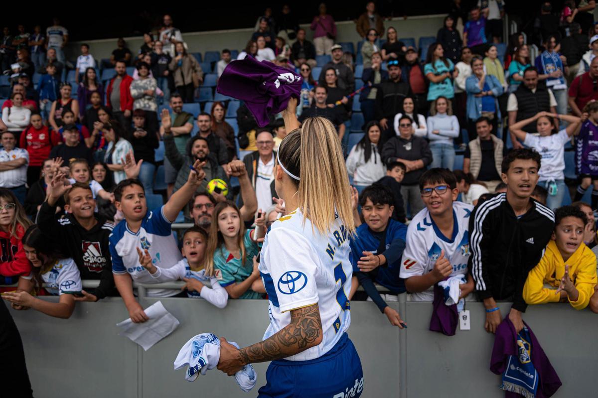 Natalia Ramos entrega una camiseta de recuerdo a los aficionados.