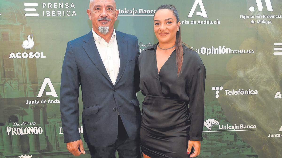 La karateca malagueña María Torres, Premio Málaga del Deporte 2022, acompañada por su padre, Eugenio Torres, histórico karateca que acumula cinco títulos continentales.