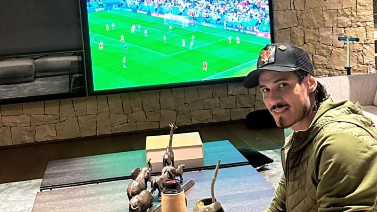 Cavani publicó en los «stories» de Instagram una primera imagen de regreso a València. Atrás queda un Mundial ingrato y el reto de seguir marcando goles con el Valencia