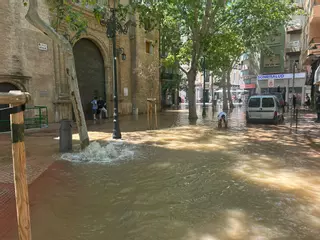 El reventón de una tubería deja inundada la plaza San Miguel