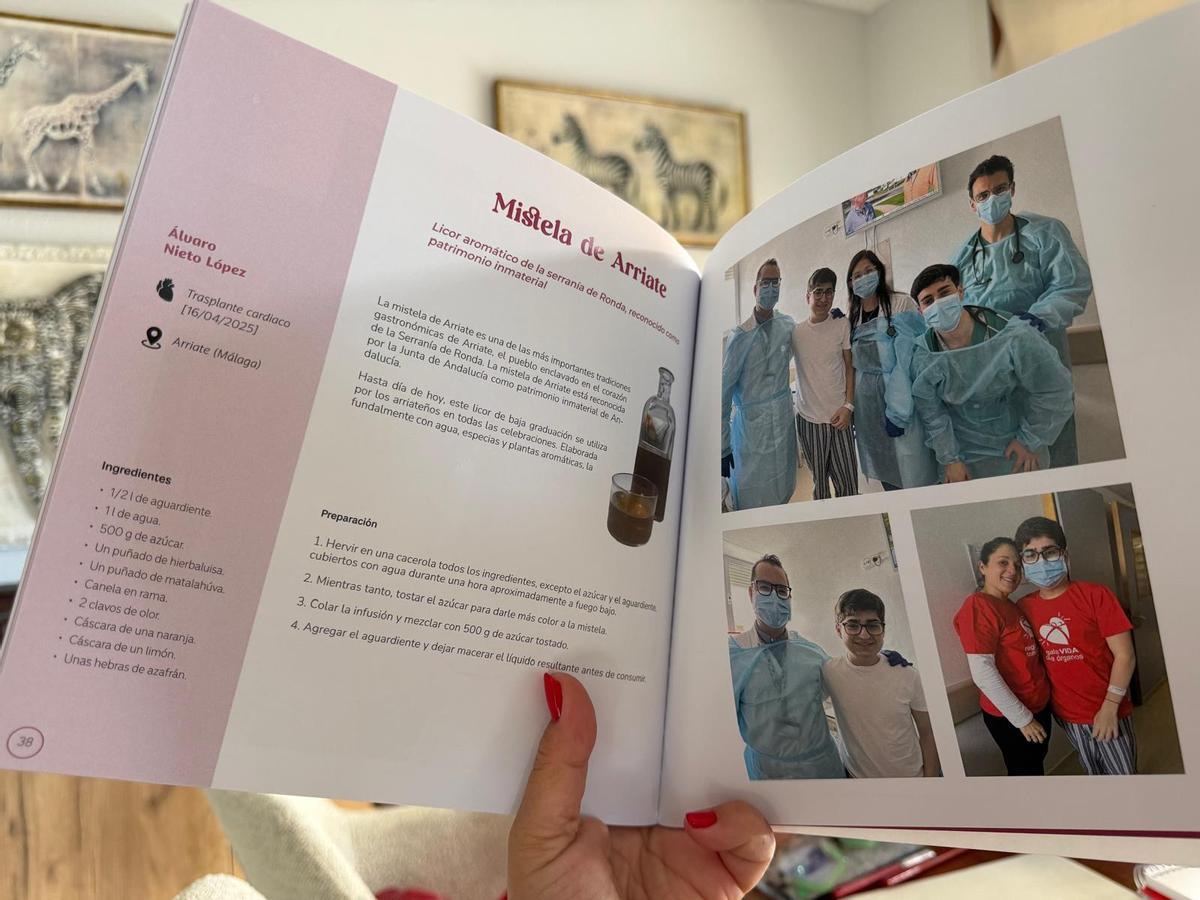 Páginas interiores del libro con la receta de un paciente trasplantado cardiaco de Arriate (Málaga).