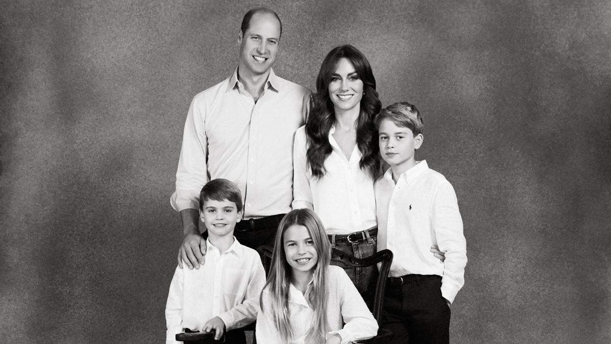 El príncipe Guillermo, Kate Middleton y sus hijos posan para su tarjeta navideña de 2023.