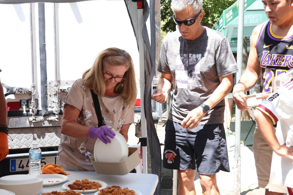 Los vecinos de Los Bloques degustan un arroz a la zamorana en las fiestas