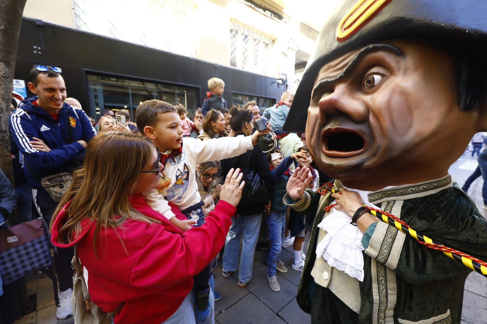 En imágenes | La comparsa de gigantes y cabezudos ilusionan a los más pequeños