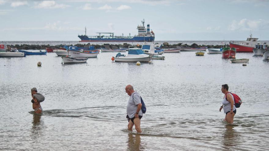 Un grupo de mayores, en la playa de Las Teresitas.