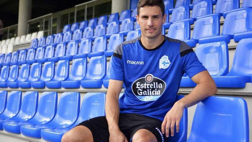 El suizo Fabian Schär, en el graderío principal de Abegondo.