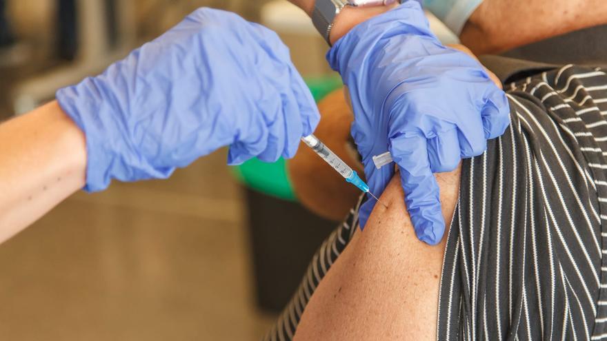 Canarias administra 604.106 dosis de vacunas contra la Covid-19
