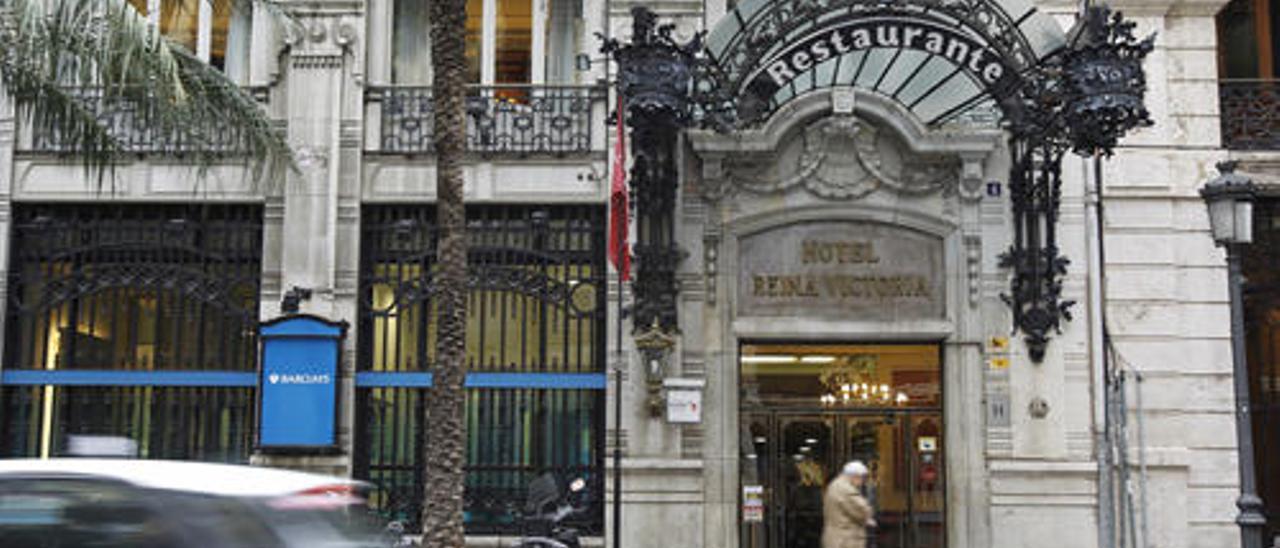 La inconfundible fachada del hotel Reina Victoria, en la calle de las Barcas.