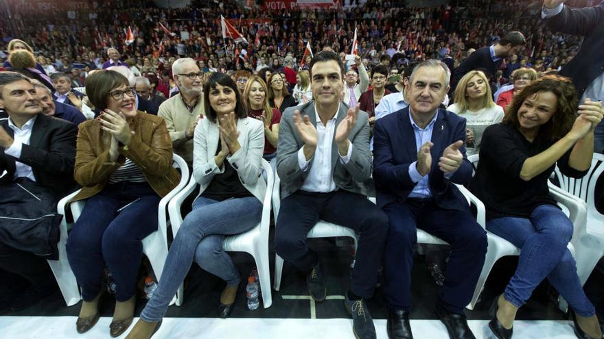 González Veracruz, Pedro Sánchez y González Tovar, durante un mitin del PSOE en Murcia.